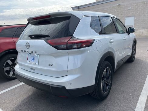 Used 2024 Nissan Rogue SV image 3