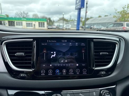 Used 2018 Chrysler Pacifica Touring-L Plus FWD image 20