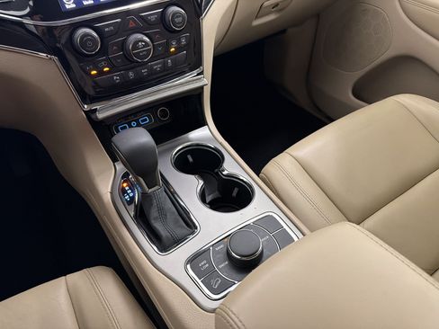 Used 2019 Jeep Grand Cherokee Limited AWD/4WD image 17