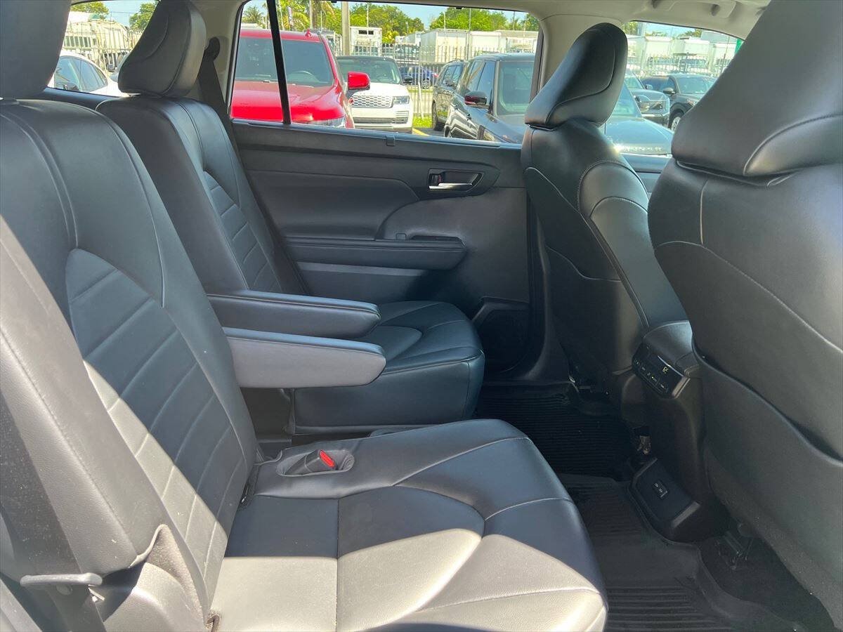 Used 2022 Toyota Highlander XLE AWD/4WD image 10