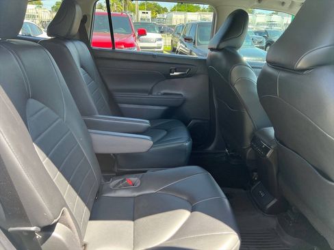 Used 2022 Toyota Highlander XLE AWD/4WD image 10
