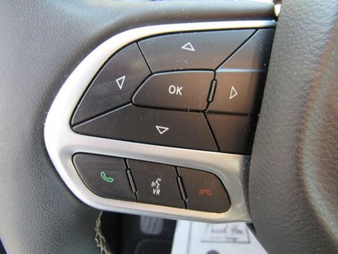 Used 2025 Chrysler Pacifica Select FWD image 14