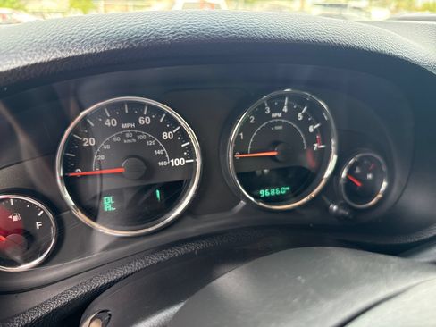 Used 2018 Jeep Wrangler Unlimited Sahara w/ Connectivity Group AWD/4WD image 14