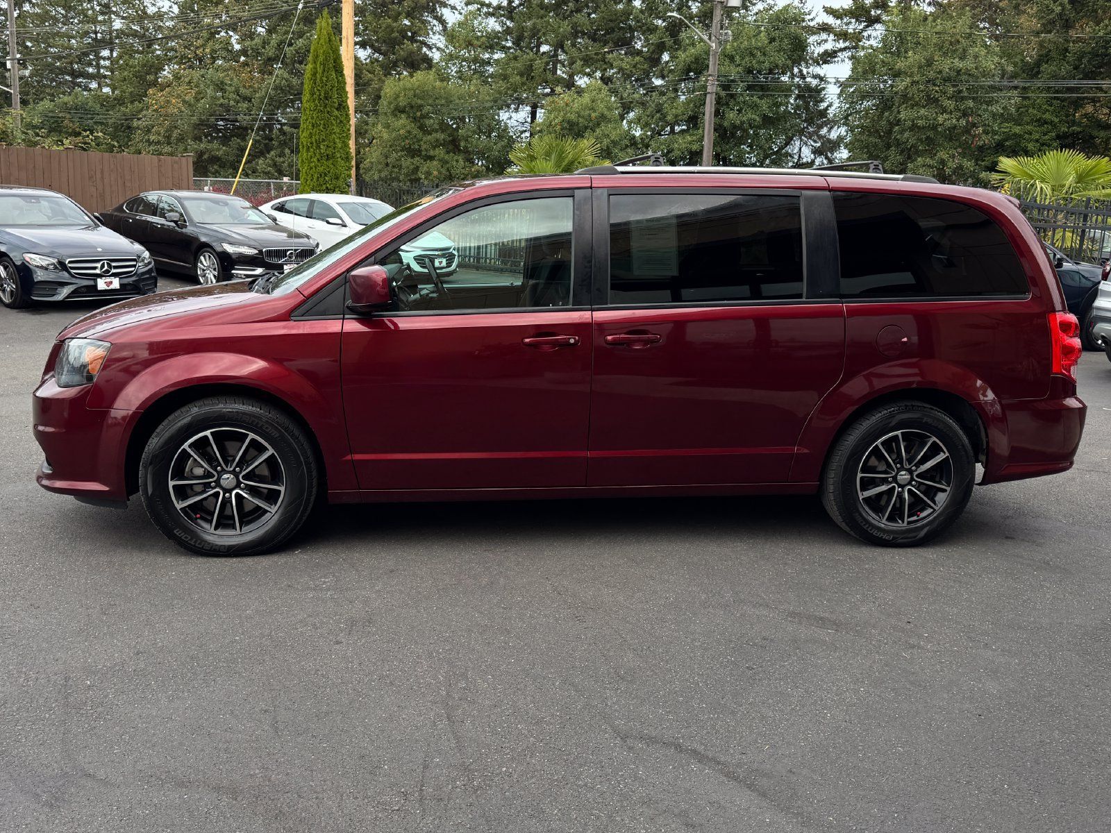 Used 2018 Dodge Grand Caravan SE FWD image 4