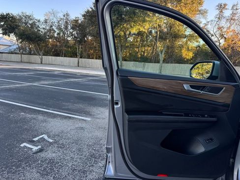 Used 2024 Volkswagen Atlas SE image 35