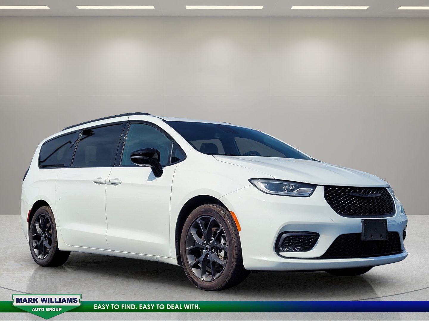 Used 2025 Chrysler Pacifica Limited FWD image 1