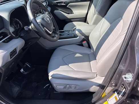 Certified 2024 Toyota Highlander XLE FWD image 19