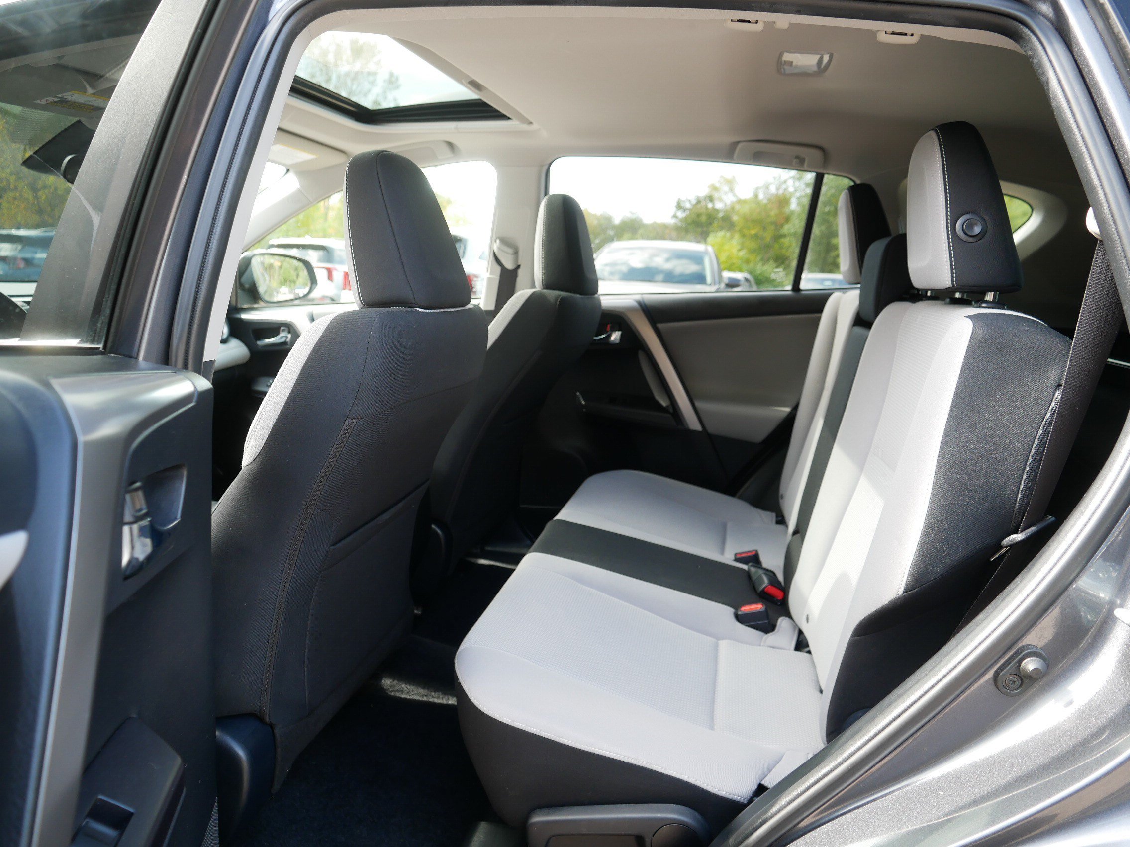 Used 2018 Toyota RAV4 XLE FWD image 34