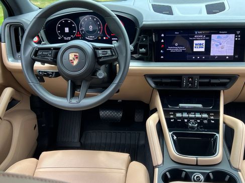 Used 2026 Porsche Cayenne AWD/4WD image 16