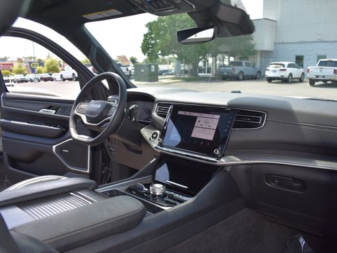 Used 2024 Jeep Wagoneer L Series II w/ Premium Group I image 36