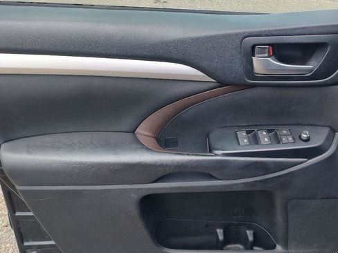 Used 2018 Toyota Highlander XLE AWD/4WD image 10