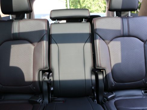 Used 2025 Honda Pilot Black Edition image 33