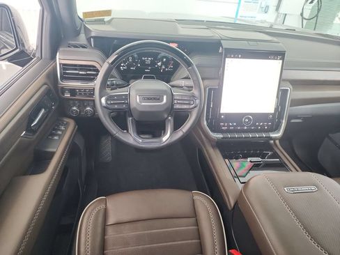 Certified 2025 GMC Yukon Denali Ultimate w/ LPO, Floor Liner Package AWD/4WD image 10