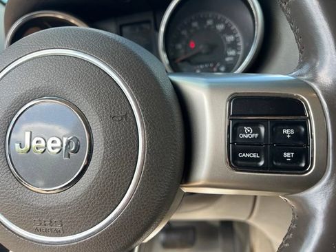 Used 2011 Jeep Grand Cherokee Laredo AWD/4WD image 24