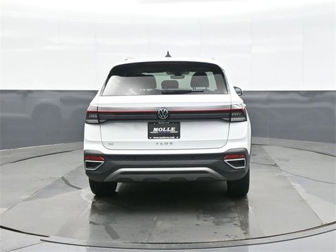 Certified 2025 Volkswagen Taos SE w/ Panoramic Sunroof Package image 6