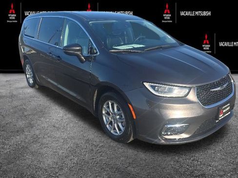 Used 2023 Chrysler Pacifica Touring-L FWD image 1