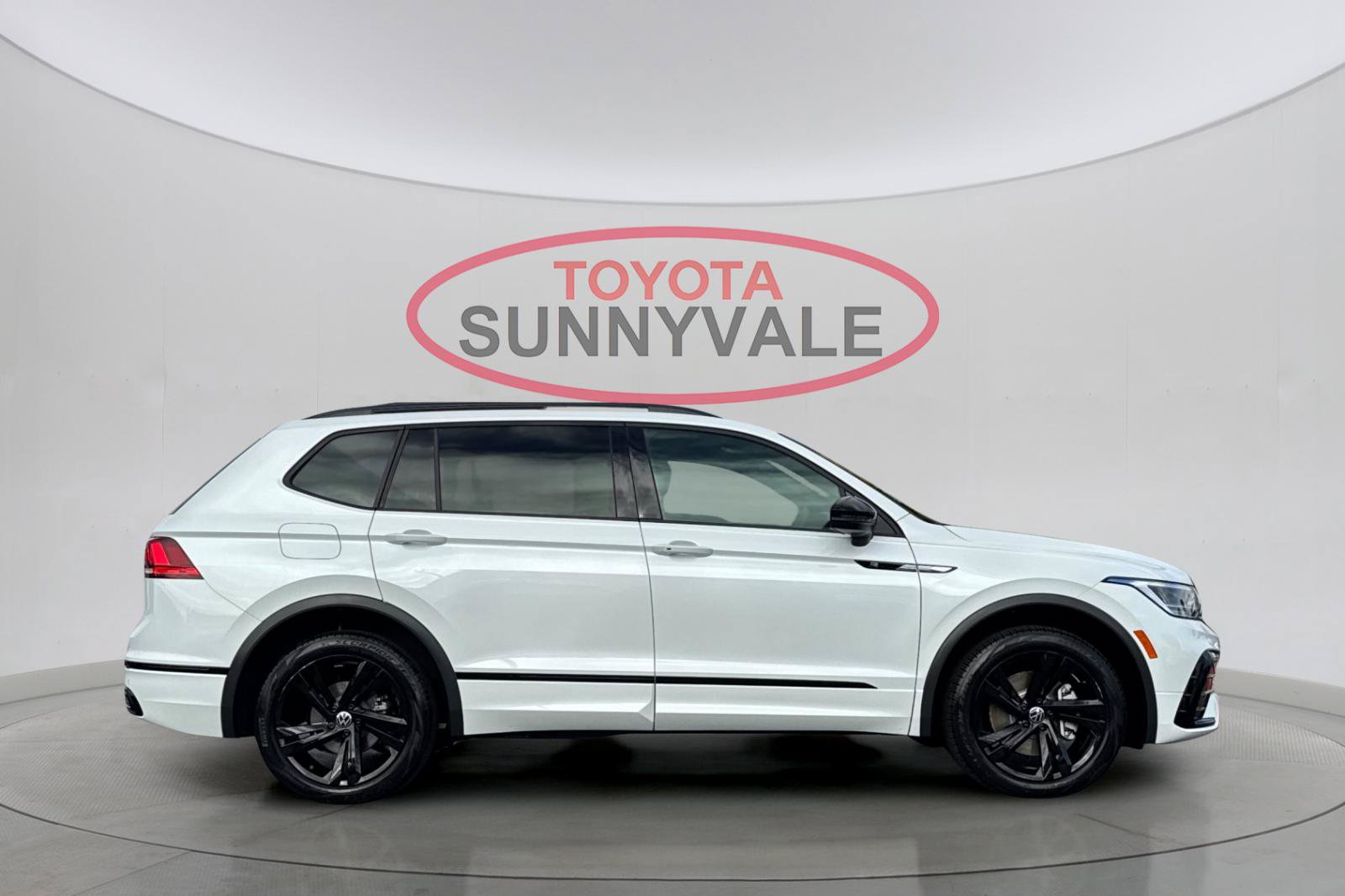 Used 2024 Volkswagen Tiguan SE R-Line FWD image 9