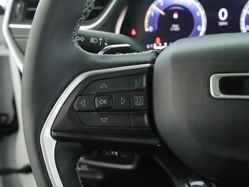 Used 2023 Jeep Grand Cherokee Altitude AWD/4WD image 11