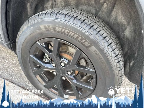 Used 2022 Jeep Grand Cherokee Laredo E image 17