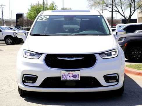 Used 2022 Chrysler Pacifica Limited w/ Uconnect Theater Family Group image 8