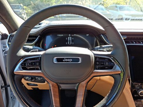 New 2025 Jeep Grand Cherokee Summit image 12