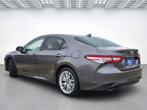Used 2020 Toyota Camry XLE image 4