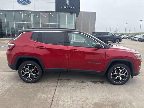 Used 2025 Jeep Compass Limited image 4