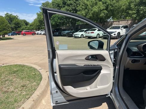Used 2023 Chrysler Voyager LX FWD image 10