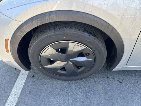 New 2024 Toyota Prius LE image 9