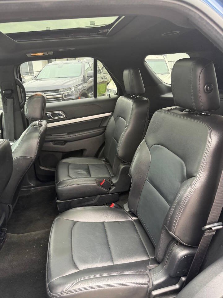 Used 2017 Ford Explorer XLT w/ Equipment Group 202A AWD/4WD image 13