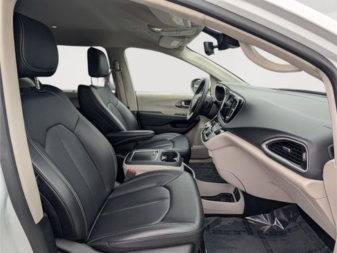 Used 2023 Chrysler Pacifica Touring-L FWD image 10