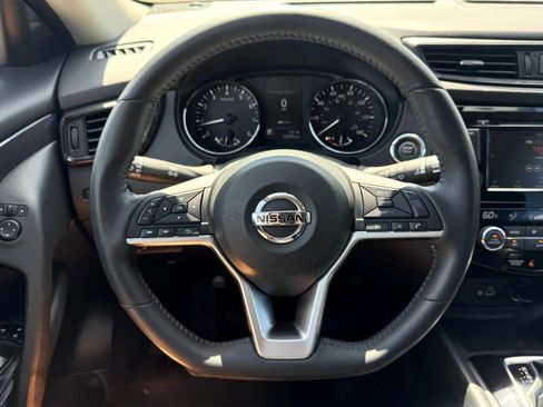 Used 2018 Nissan Rogue SV image 20