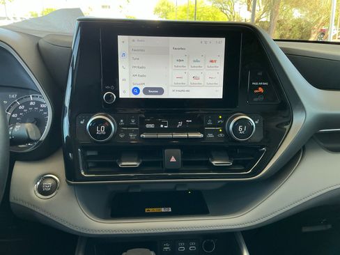 Used 2023 Toyota Highlander XLE FWD image 12
