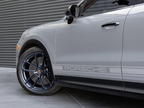 Certified 2025 Porsche Cayenne Turbo GT AWD/4WD image 13