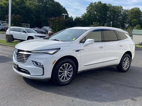 Used 2022 Buick Enclave Essence FWD image 3