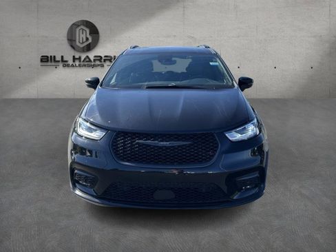 Used 2024 Chrysler Pacifica Limited w/ S Appearance Package image 2