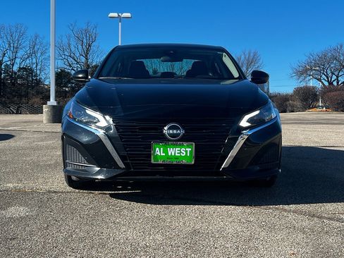 Used 2023 Nissan Altima 2.5 SV image 3