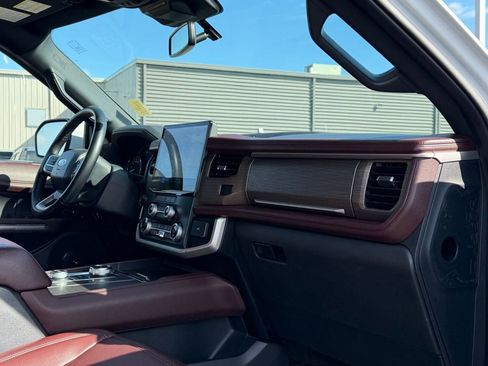 Used 2024 Ford Expedition Limited image 24