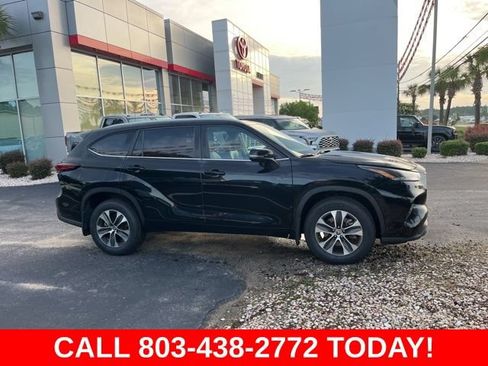Used 2024 Toyota Highlander XLE AWD/4WD image 2