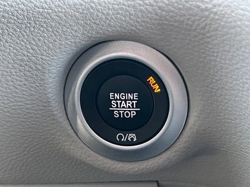 Used 2024 Chrysler Pacifica Touring-L FWD image 32