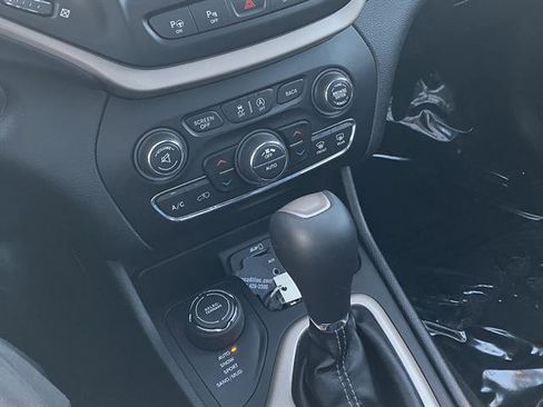 Used 2018 Jeep Cherokee Limited w/ Technology Group image 16