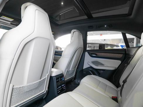 Certified 2025 Porsche Macan 4S Electric AWD/4WD image 15