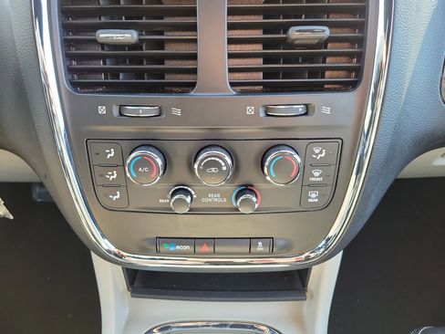 Used 2019 Dodge Grand Caravan SXT image 33