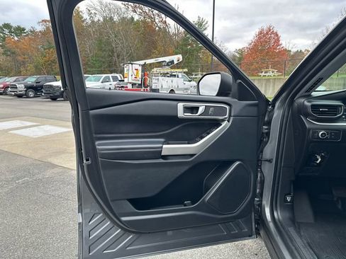 Used 2022 Ford Explorer XLT w/ Equipment Group 202A image 28