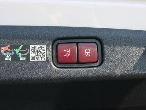 Used 2025 Mercedes-Benz E 350 Sedan image 16