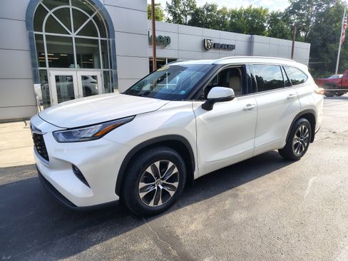 Used 2020 Toyota Highlander XLE AWD/4WD image 2