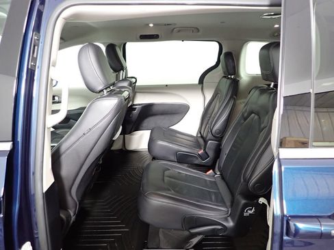 Used 2022 Chrysler Pacifica Touring-L w/ Uconnect Theater Family Group image 36