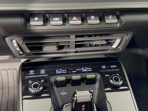 Certified 2024 Porsche 911 Carrera 4 AWD/4WD image 22