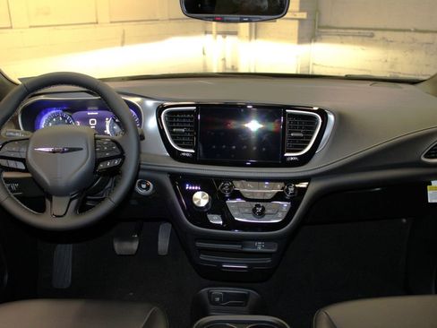 New 2026 Chrysler Pacifica Select w/ S Appearance Package image 8
