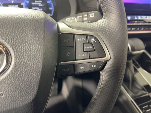 Used 2026 Toyota Sienna Platinum image 28